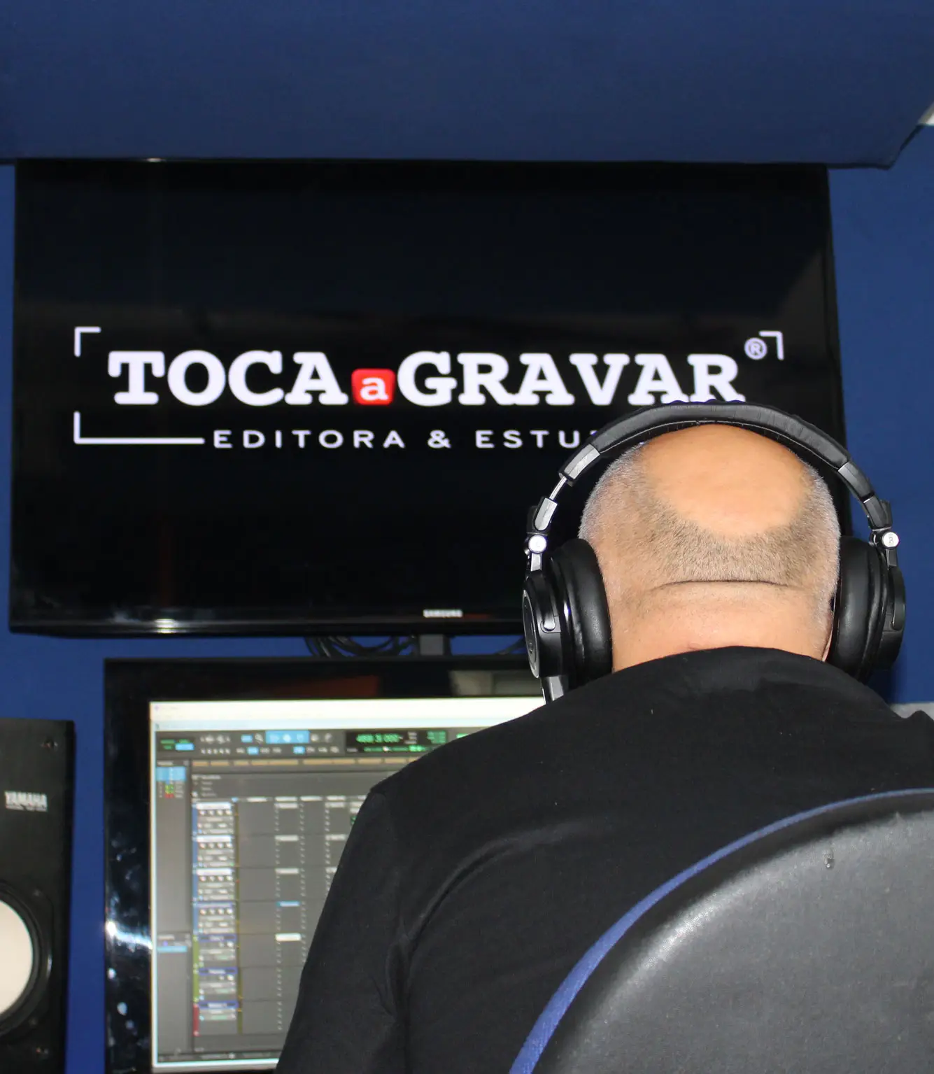 João, proprietário do estúdio de gravação TOCAaGRAVAR no Litoral Alentejano, com 25 anos de experiência em produção musical